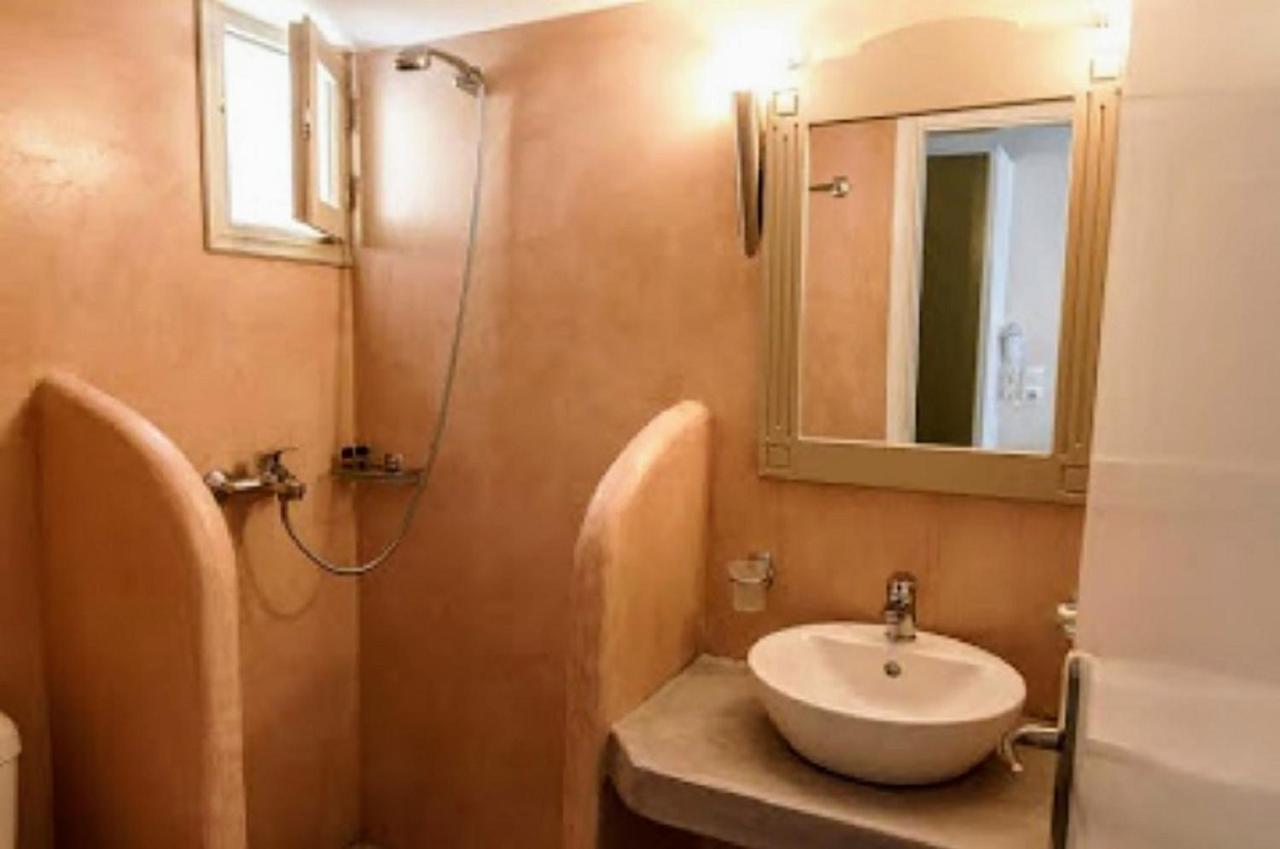 פריסה Rena Hotel מראה חיצוני תמונה